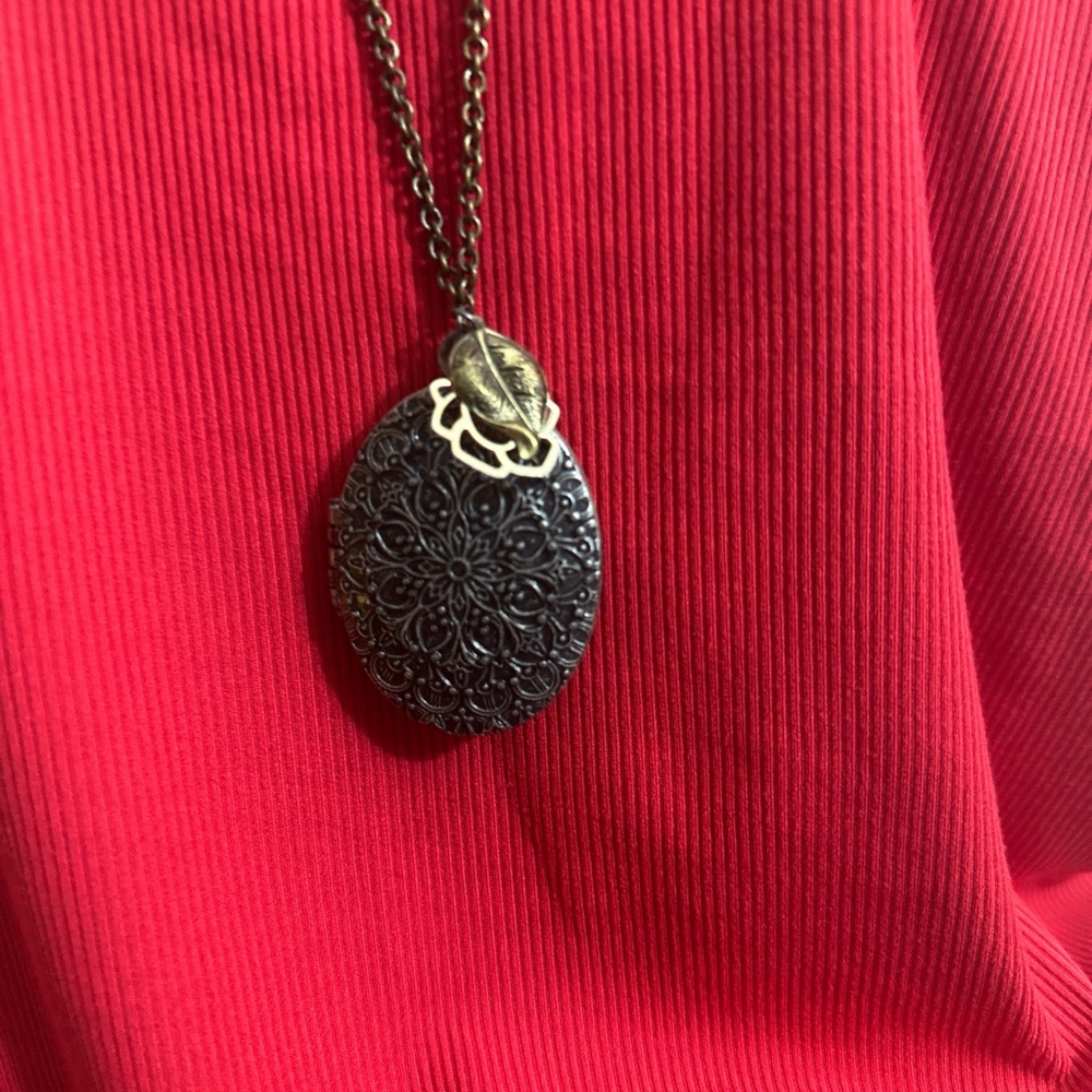 Floral Pendant Necklace - Black and Silver